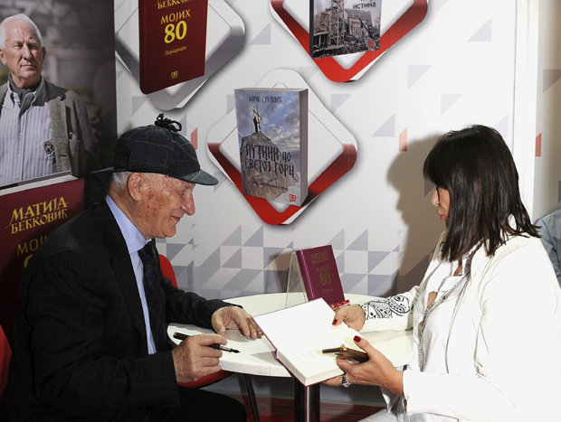 Матија Бећковић на штанду Новости: Можда је ово право време за песнике